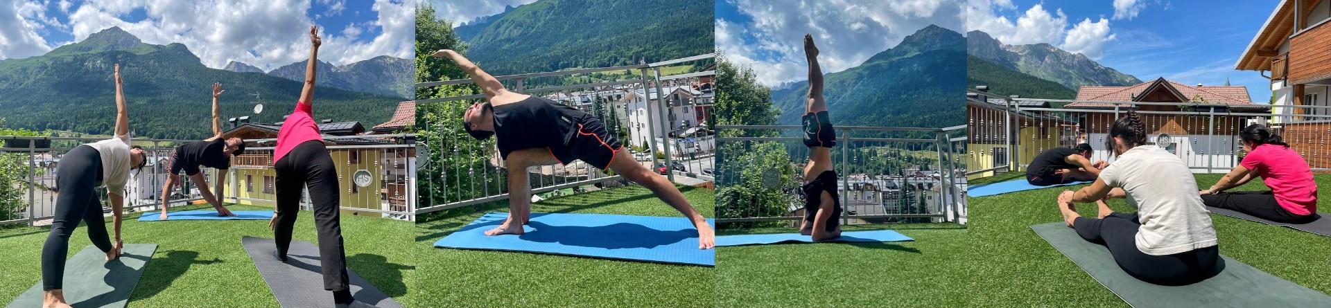 Persone fanno yoga all'aperto con vista sulle montagne.